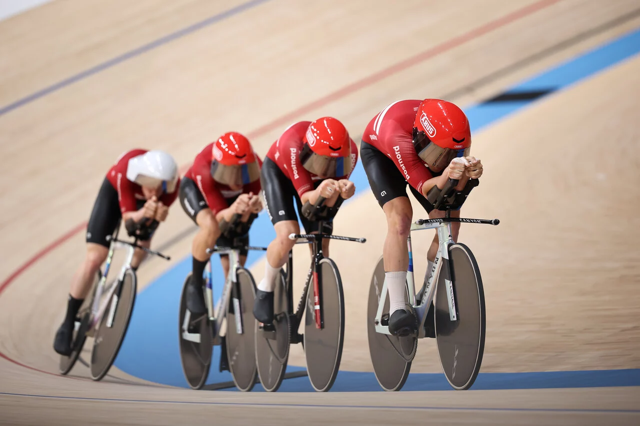 덴마크 단체추발 대표팀이 스피드맥스 CFR 트랙으로 달리는 모습
