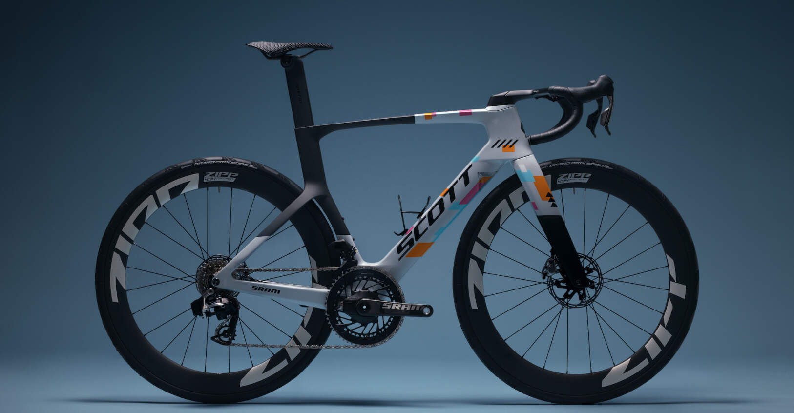 스캇 폴 RC 팀 바이크, SRAM 레드 AXS 구동계와 집 404 휠 장착