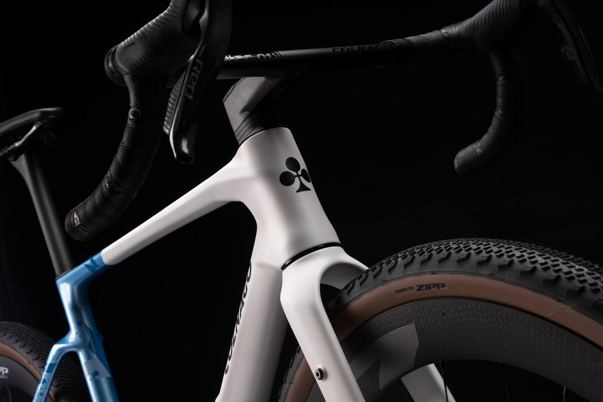 콜나고 G5-X 콕핏, SRAM Red XPLR 레버와 헤드튜브 로고